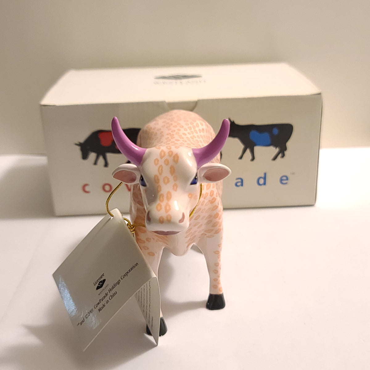 Cow Parade Figurine #9183 - Smooch (Retired) CowParade – Beadlers