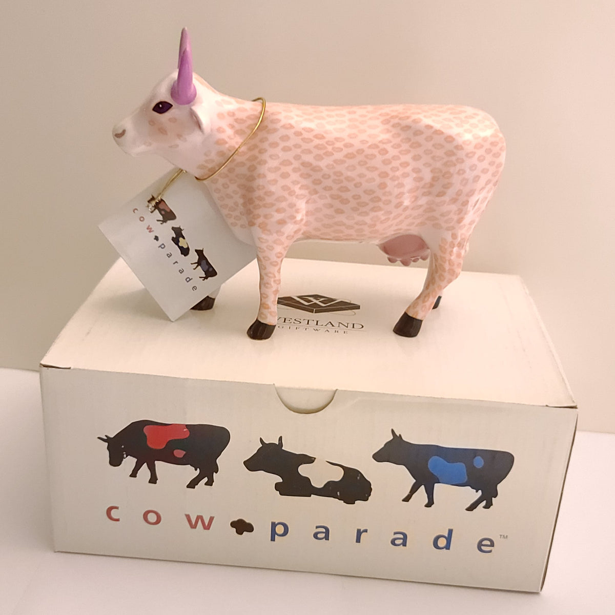 Cow Parade Figurine #9183 - Smooch (Retired) CowParade – Beadlers